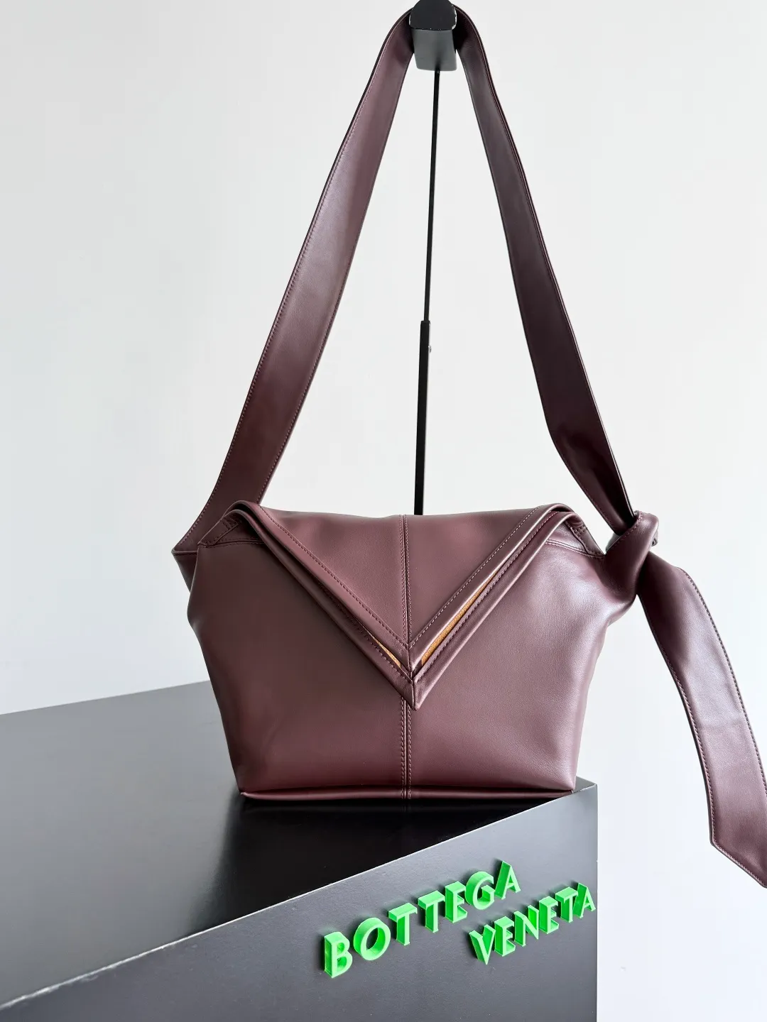 Batch 2220 Bottega Veneta small Sawyer leather model, but still light and soft, the straps can be knotted to adjust the length. Durable and large in capacity, it meets my extremely high standards for small carry-on bags. The texture of cowhide is really amazing, and it can be easily matched with both business and leisure. This bag is a Sawyer Bag that is interpreted with triangles and geometric circles👜. Its soft but indestructible appearance constitutes its fashionable beauty. You can freely adjust the length of the backpack😊No matter how complicated the world is, as long as there is a bag with you, everything will become better, and it is easy for boys and girls to control it! Style number: 815807 Size: 25*17*12cm